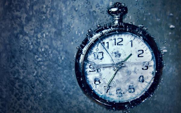 clock in water