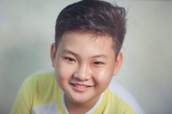 Close-up Photography of Boy Wearing White and Yellow Shirt