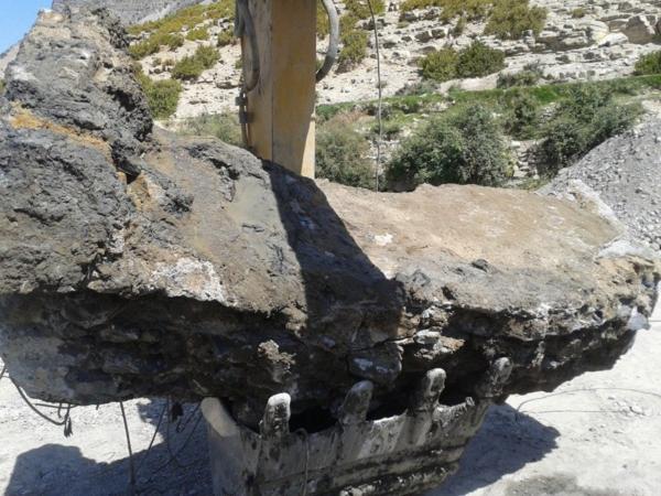 Considerable effort of the bulldozer