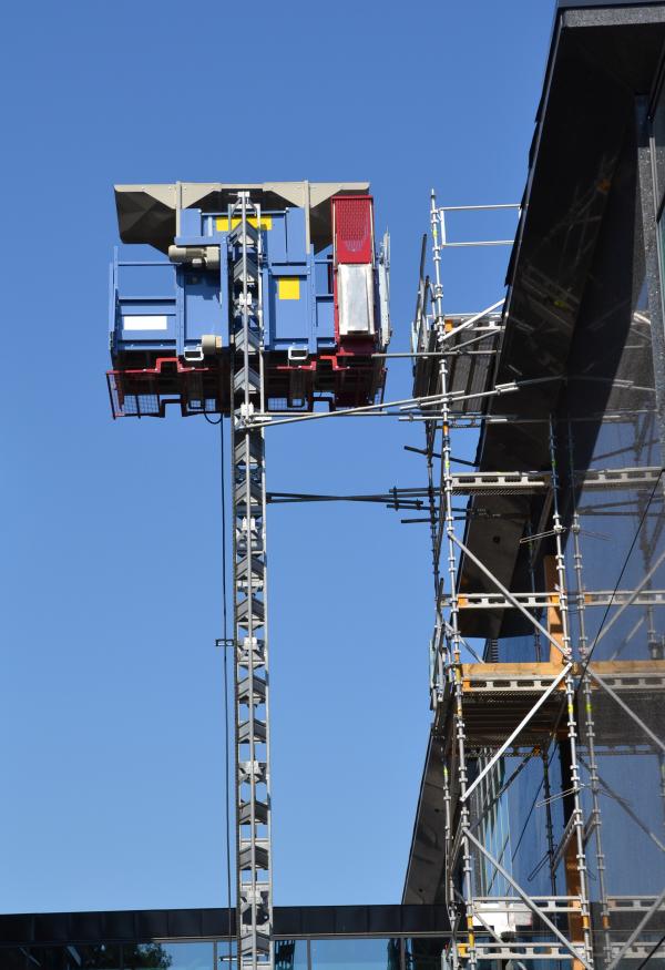 Construction hoist/elevator