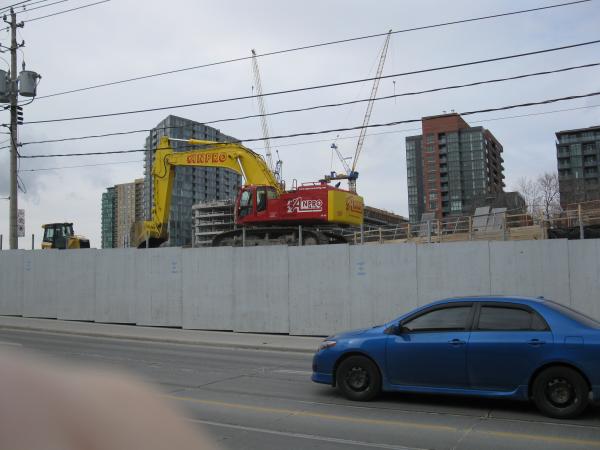 Construction near Liberty Village, 2013 02 03 -ai