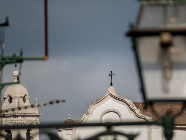 Cross focus,  far away