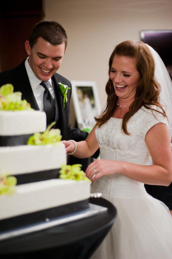 Cutting the wedding cake