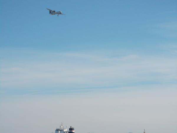 Dash 8 over Toronto harbour, 2018 02 15 -b