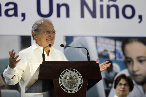 ENTREGA COMPUTADORAS-PROGRAMA UNA NIÑA , UN NIÑO , UNA COMPUTADORA