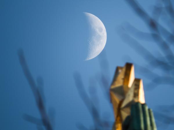 Freedom monument next to the Moon