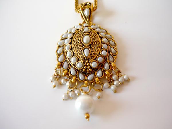 Gold and pearl necklace