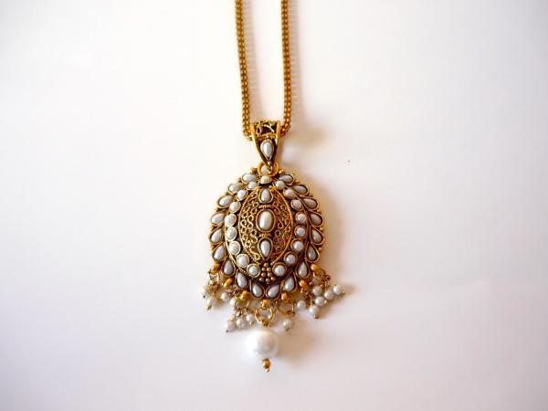 Gold and pearl necklace