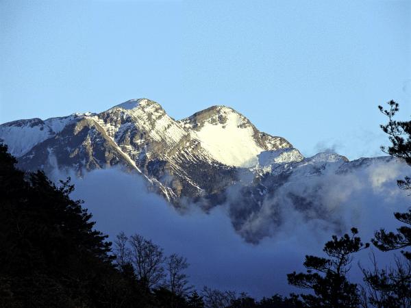 Happy new year! 樂山林道 6K 遠拍雪山頂