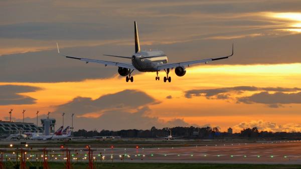 Jetliner landing