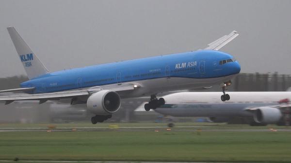 Landing Boeing Airline