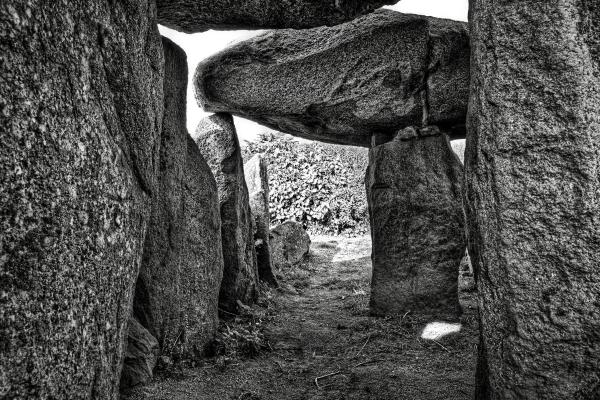 Le Trepied Dolmen - BW HDR