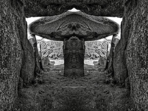Le Trepied Dolmen - BW HDR