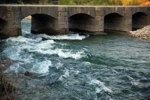 Les vigoureuses eaux de la rivière La Beaume