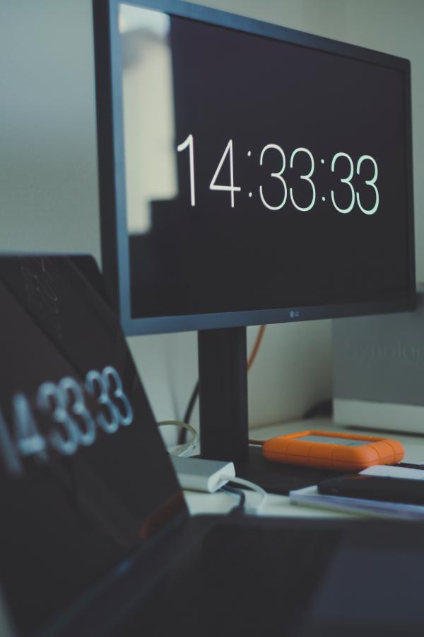 Lg Flat Screen Computer Monitor With 14:33:33 Display