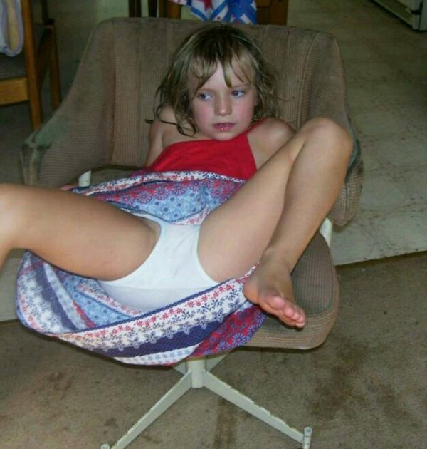 Little girls  hot legs 