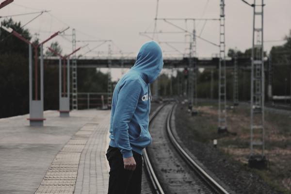 Man waiting the train