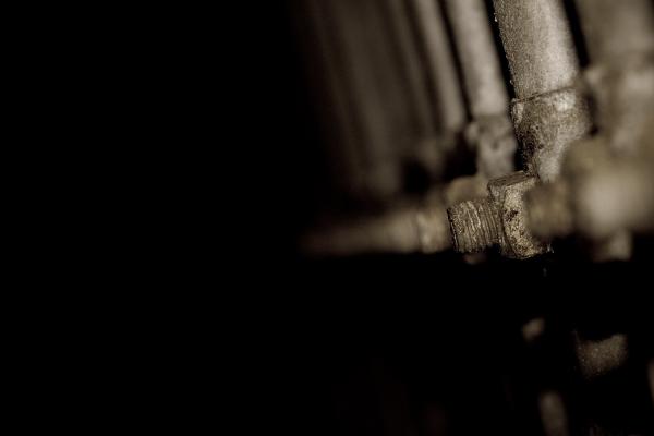 Metallic bolts
