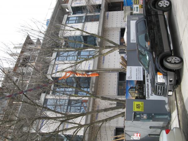 New construction on Berkeley, south of Queen, 2013-02-26 S -k