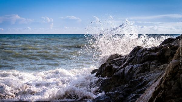 Splashing sea