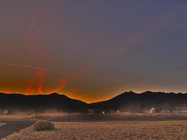 Peaks contrails (HDR)