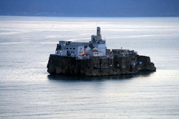 Peñón de Alhucemas al amanecer