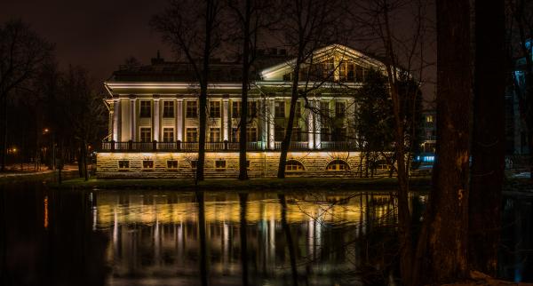 Photo of White House Near Body of Water