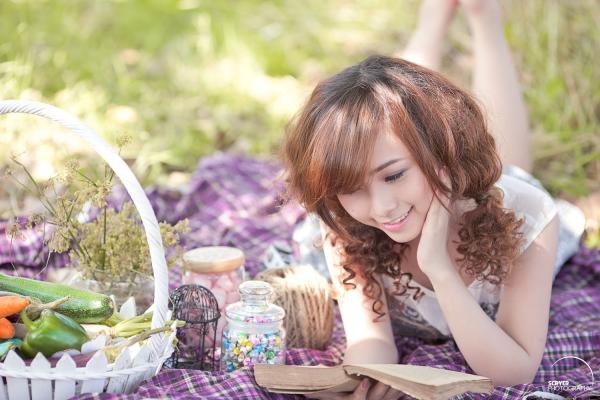 Pretty Girl reading book