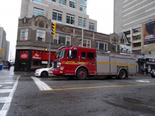 Pumper 323 at the intersection of Sherbourne and Bloor, 2014 12 17 (4)