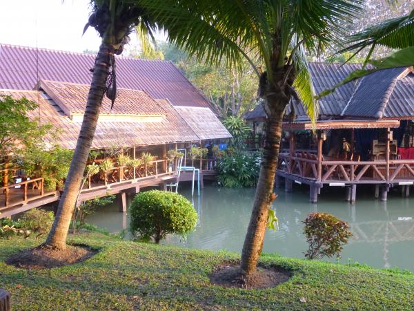 Restaurant on the Lake