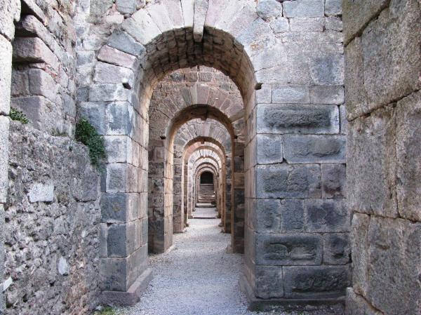 Road in the bases of the temple of Traja