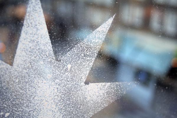 Spray snow christmas star