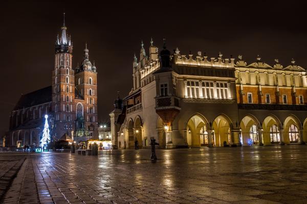 St Mary's Basilica (Kościół Mariacki) and Sukiennice, Krakow, Poland