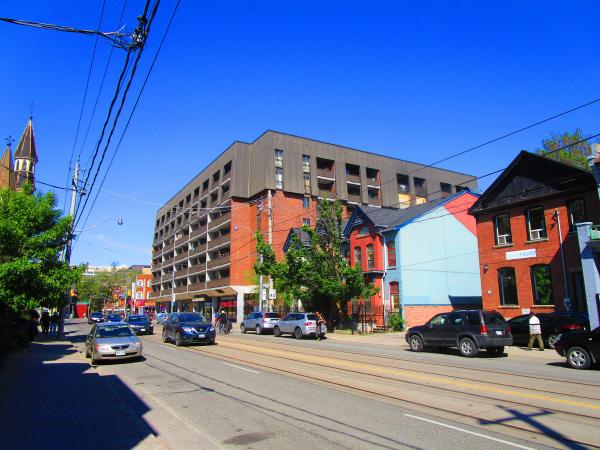 Strolling along Dundas, 2017 06 08 -ab