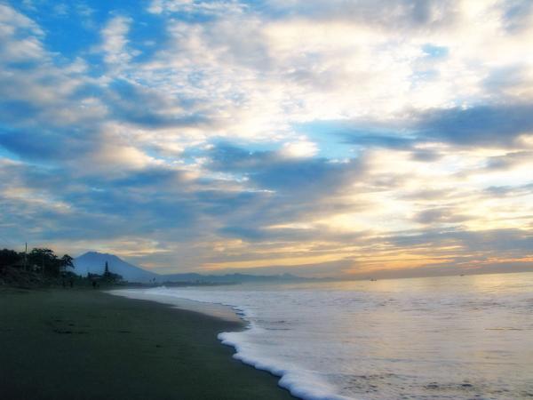 The atmosphere of coastal dunes