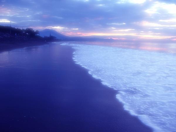 The atmosphere of coastal dunes