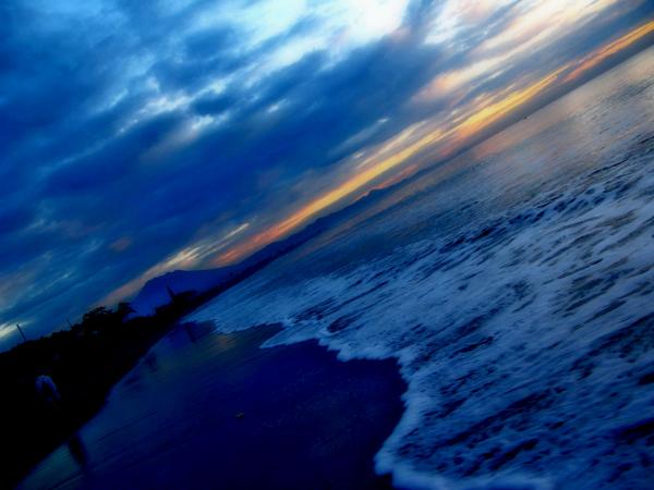 The atmosphere of coastal dunes