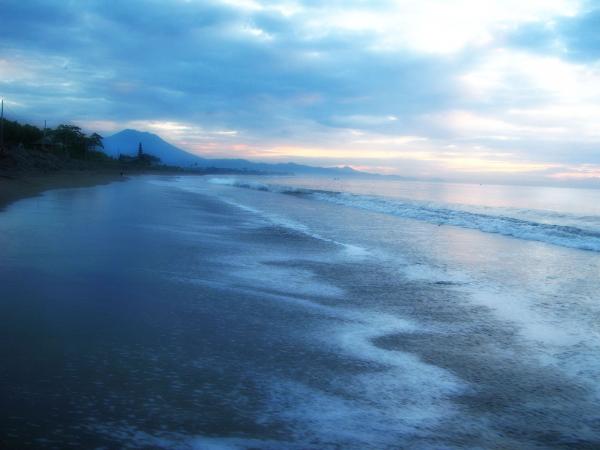 The atmosphere of coastal dunes