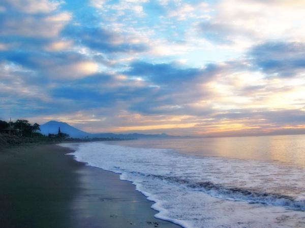 The atmosphere of coastal dunes
