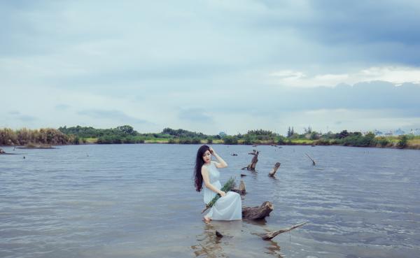 The girl in the water with tunic