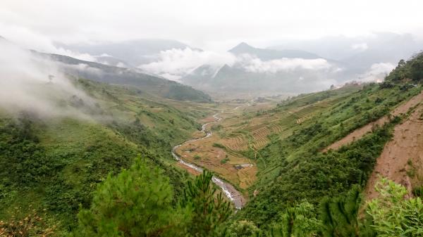 Thung lũng Lìm Mông lúc sáng sớm, nhìn từ đèo Khau Phạ