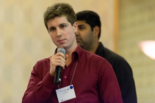 Tobias Harrison-Noonan giving poster preview at Par Lab Retreat