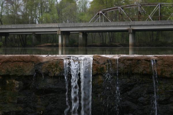 Truss-ell behind the dam