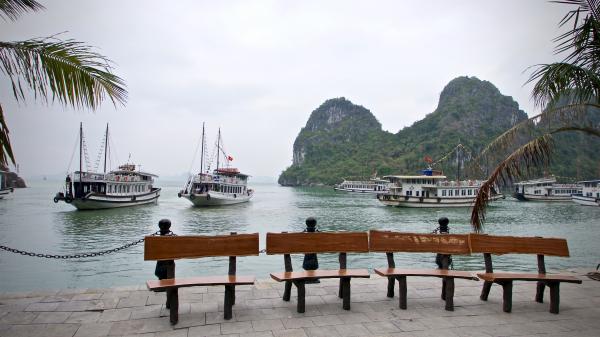 Vietnam Ha Long Bay, Grotte de la surprise