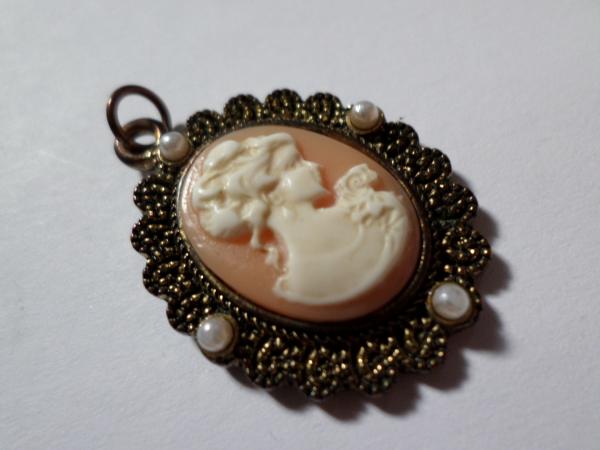 Vintage style cameo pendant