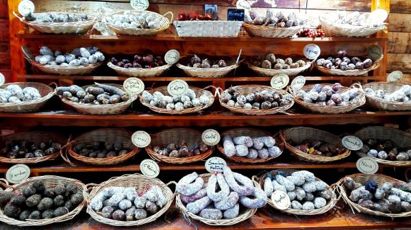 Vous avez dit CURE THERMALE?Spécialités régionales,les saucissons.