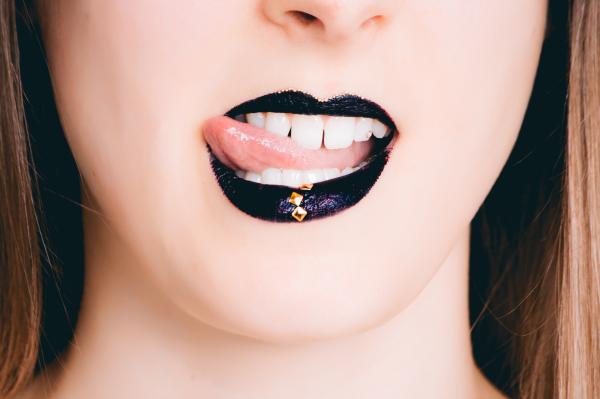 Woman Black Lips