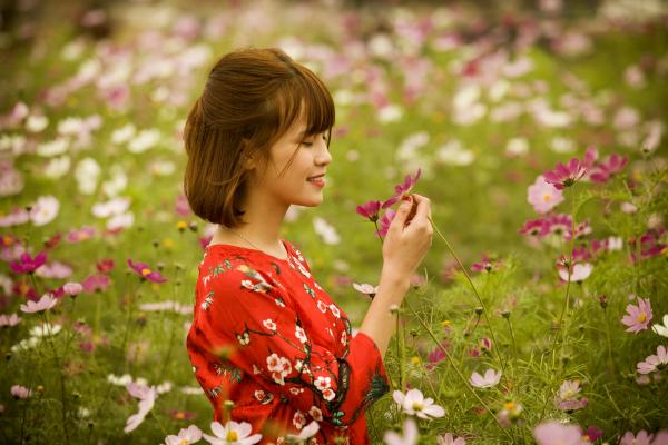 Woman Wearing Red and White Floral Crew-neck Quarter-sleeved Top Picking Flowers