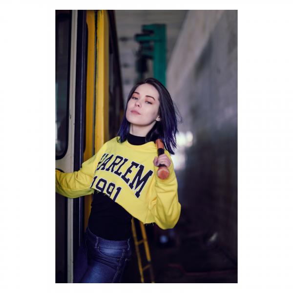 Woman Wearing Yellow Harlem 1991 Long-sleeved Crop-top Standing