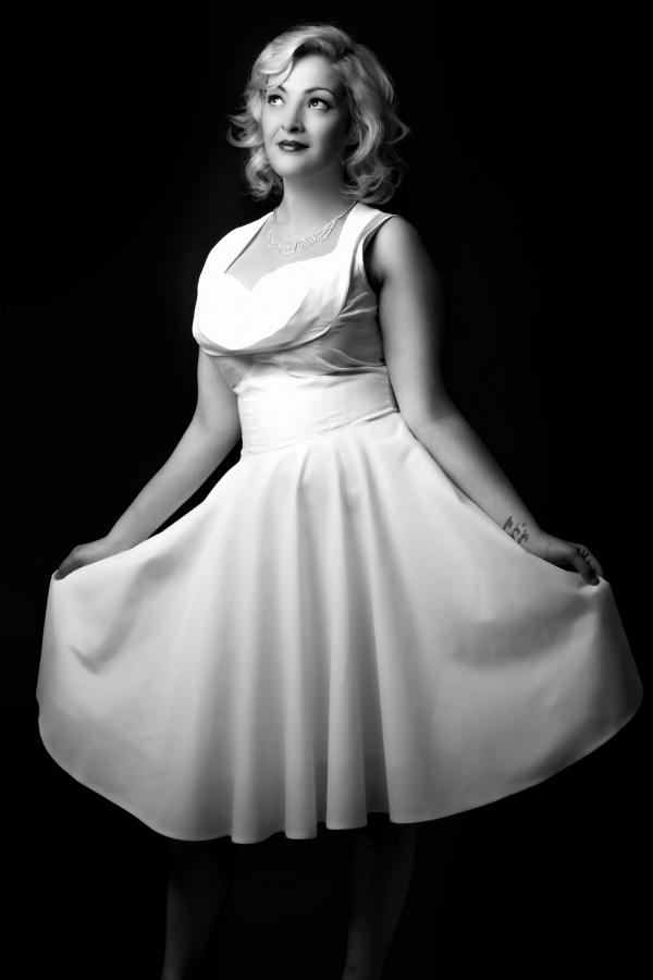 Women's White Scoop Neck Midi Dress